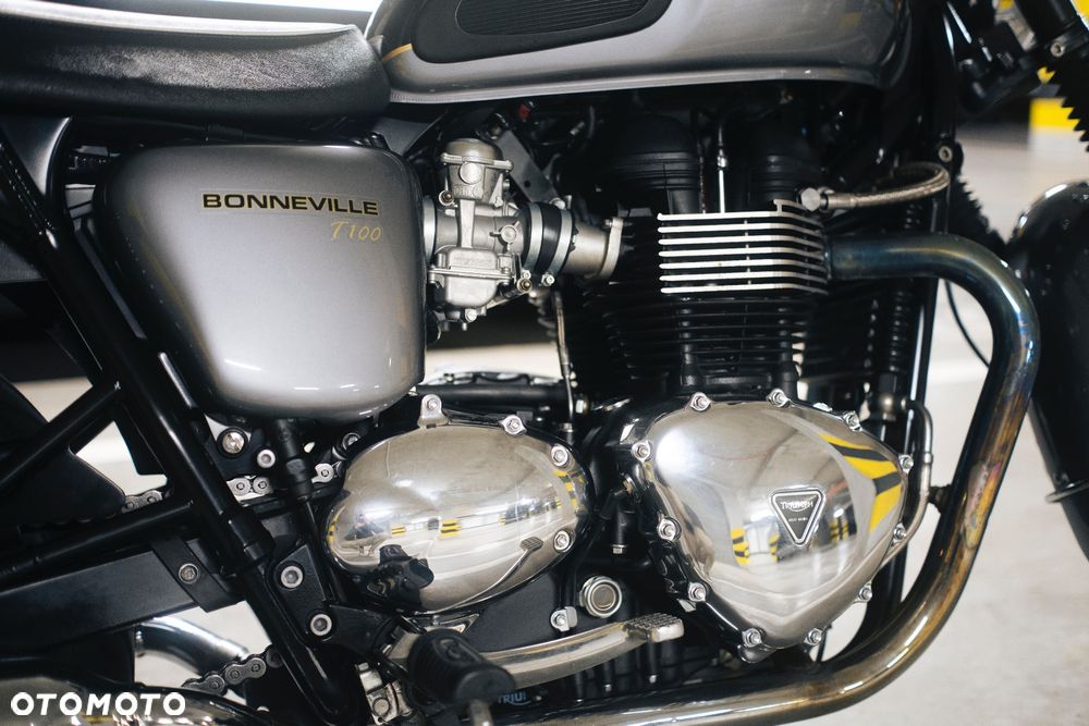 Triumph Bonneville - 10