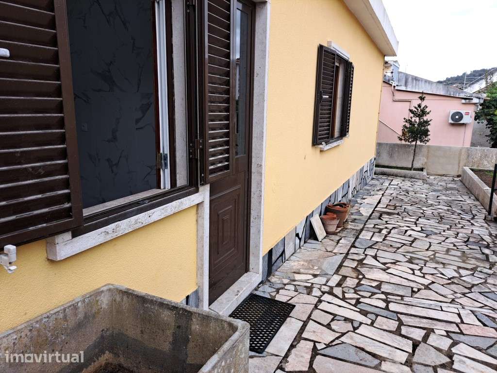Moradia terrea com 2 quartos e pequeno logradouro - Grande imagem: 4/25