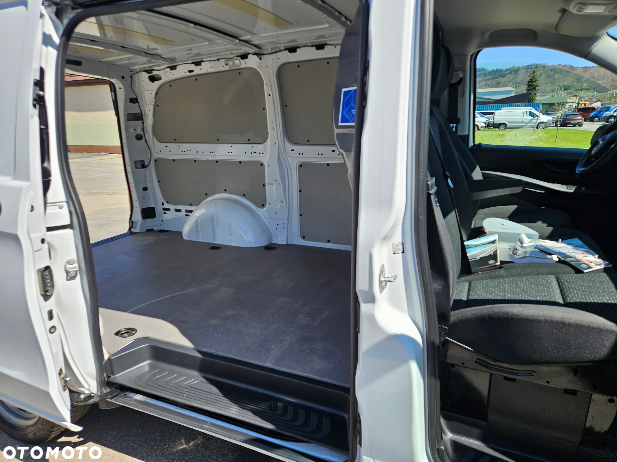 Mercedes-Benz VITO 4X4 LONG KLIMA AUTOMAT REJ.02 2021 3OSOBOWY CIEŻAROWY - 12