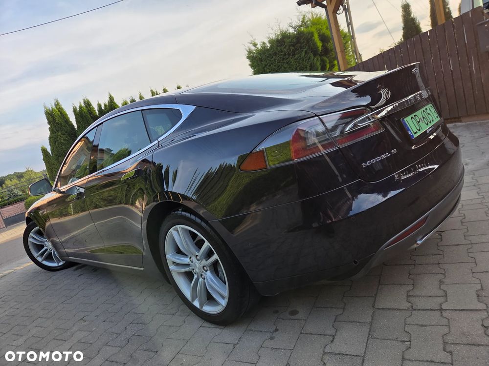 Tesla Model S 85 D - 8
