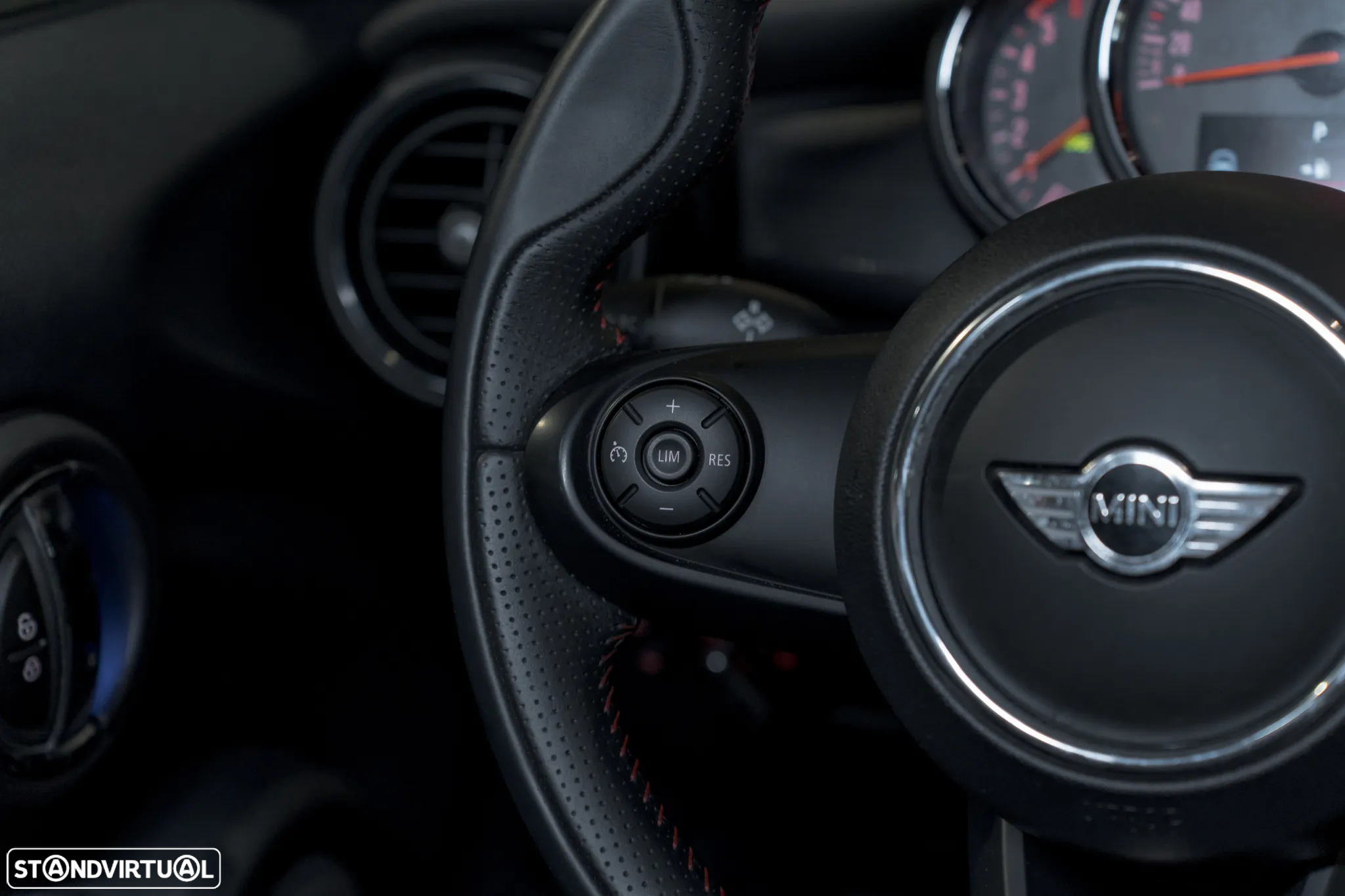 MINI 5 Portas Cooper D Auto - 11