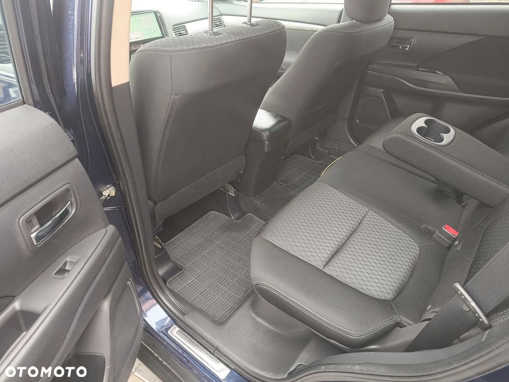 Mitsubishi Outlander 2.0 Invite + 2WD - 29