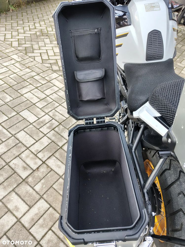 QJMOTOR SRT900SX - 26