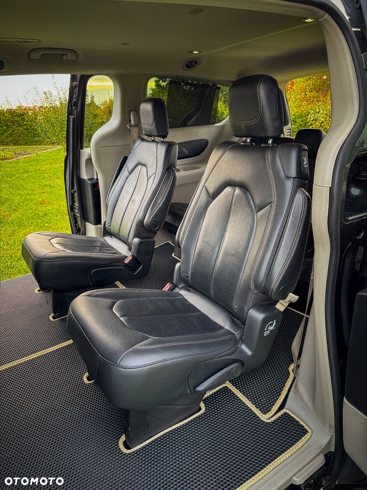 Chrysler Pacifica - 11