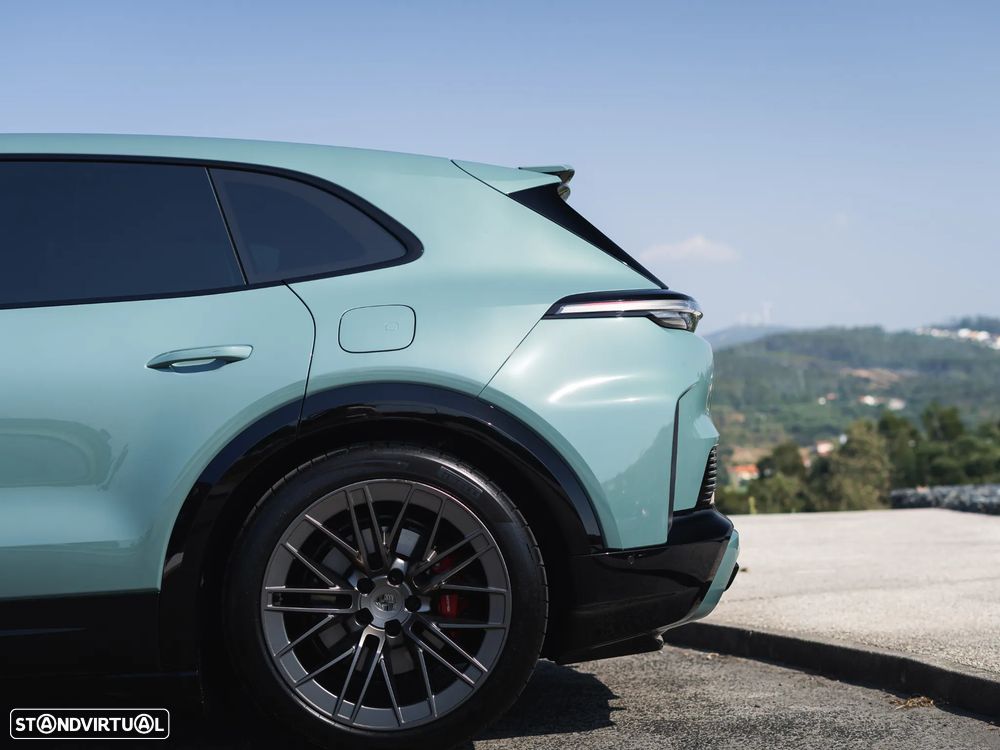 Porsche Cayenne Electric Turbo - 38
