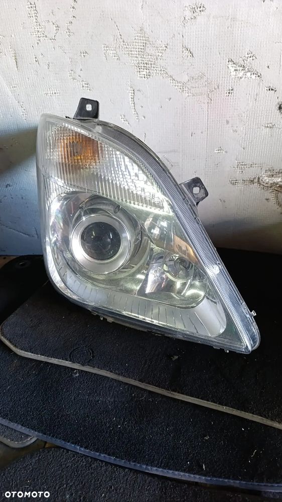 Stan: Używany  REFLEKTOR LAMPA MERCEDES SPRINTER W906 PRZED LIFT 2006-2013 XENON PRAWA