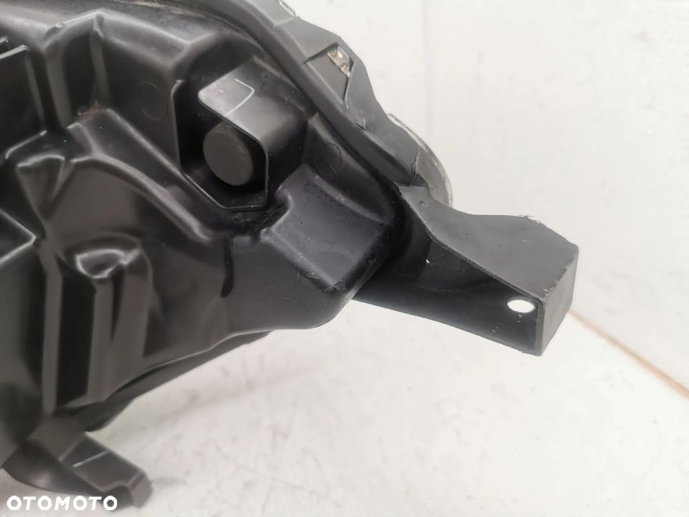 Lampa przednia prawa Nissan Qashqai J11 - 12