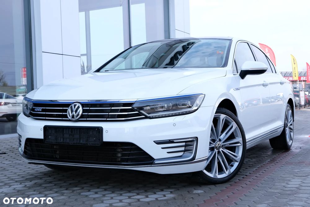 Volkswagen Passat - 1