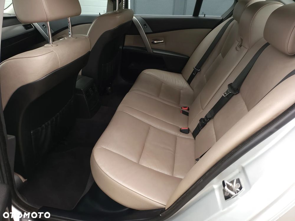 BMW Seria 5 520i - 30