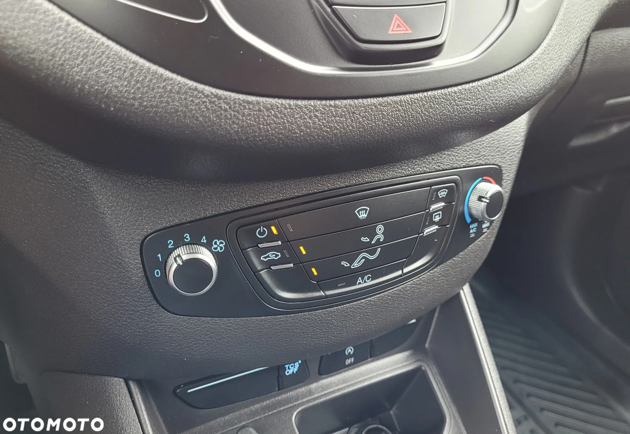 Ford Transit Courier - 16