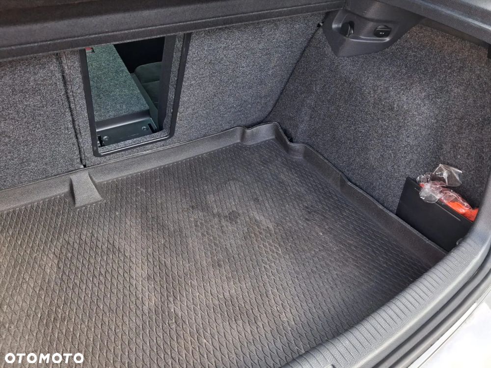 Volkswagen Golf 2.0 TDI DPF Highline - 27
