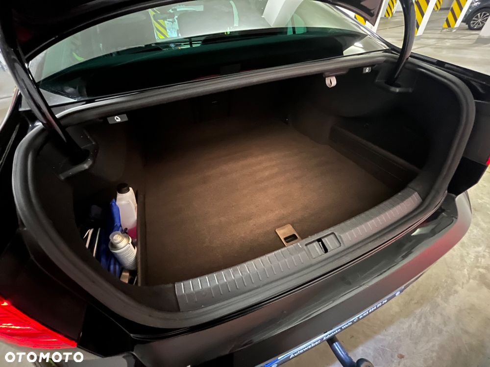 Volkswagen Passat - 11