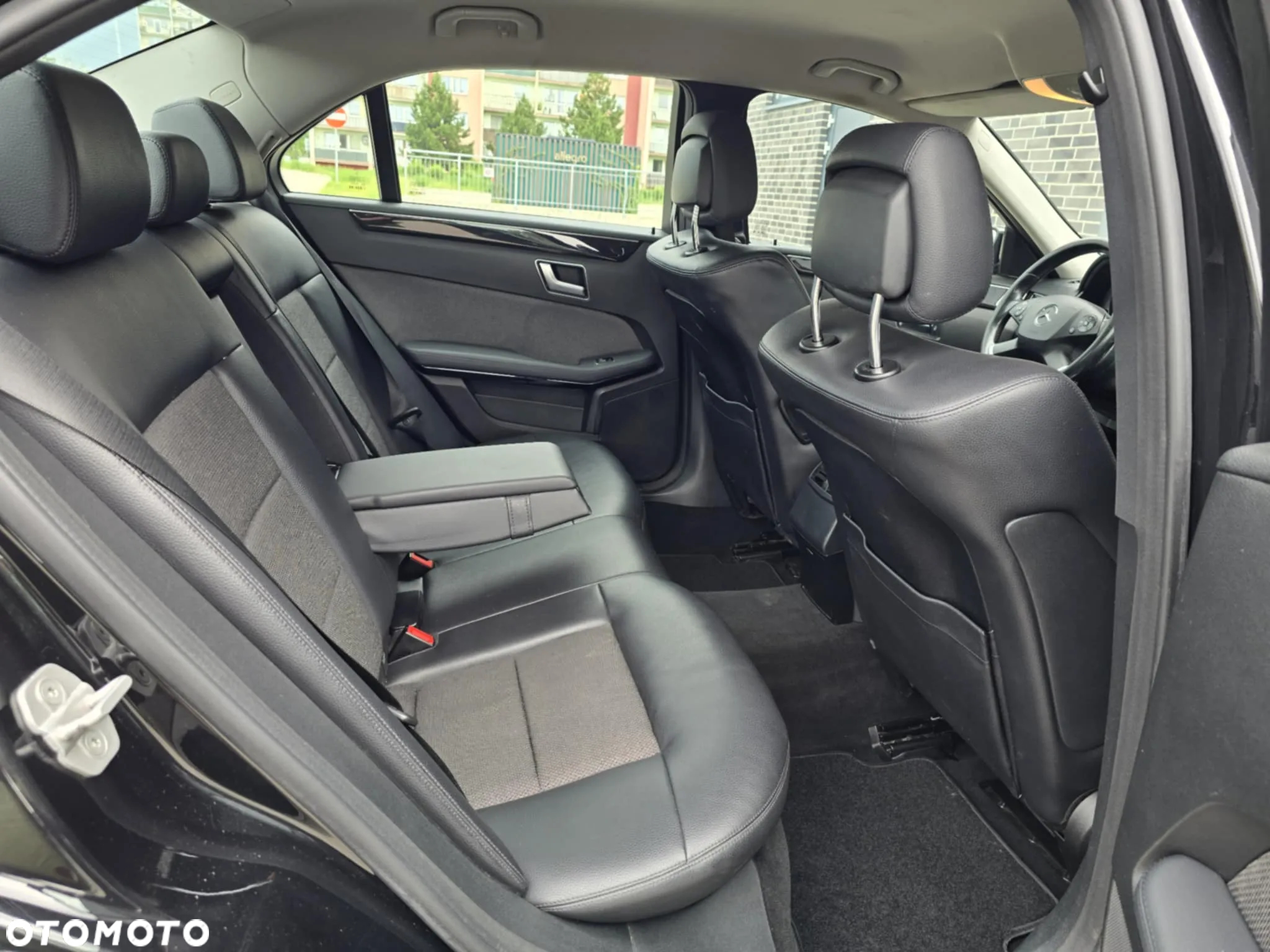 Mercedes-Benz Klasa E 200 T BlueEFFICIENCY 7G-TRONIC Avantgarde - 24