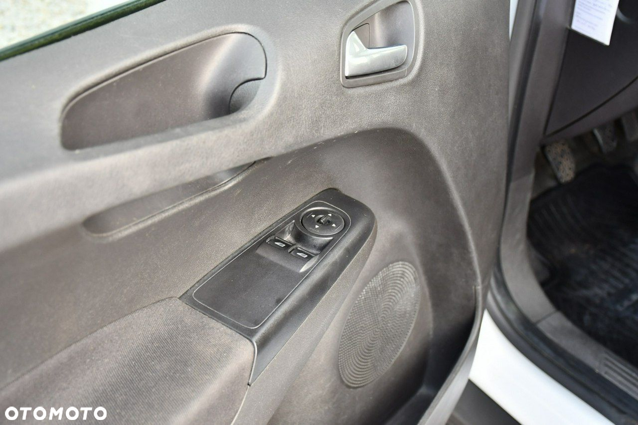 Ford Transit Courier - 28