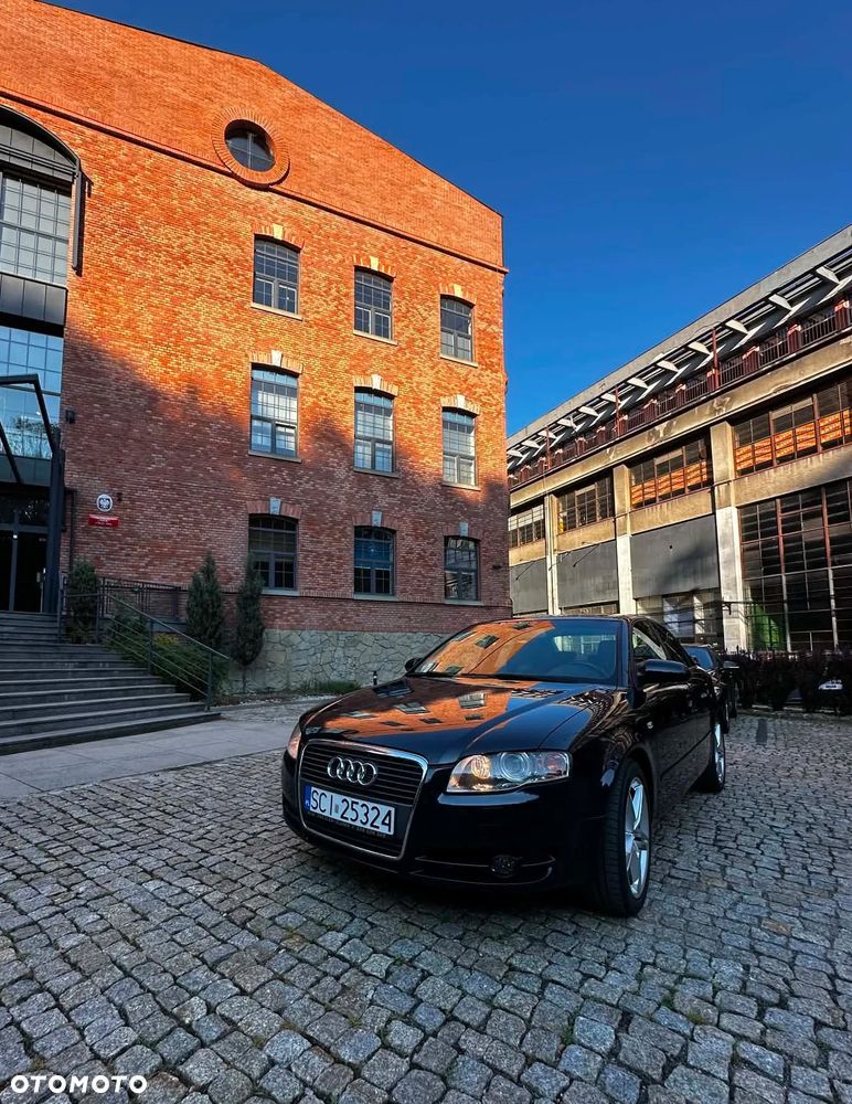 Audi A4 Limousine - 1