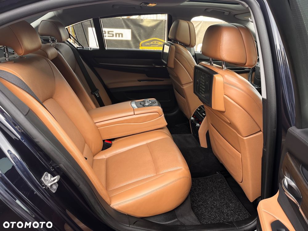 BMW Seria 7 750i xDrive - 38