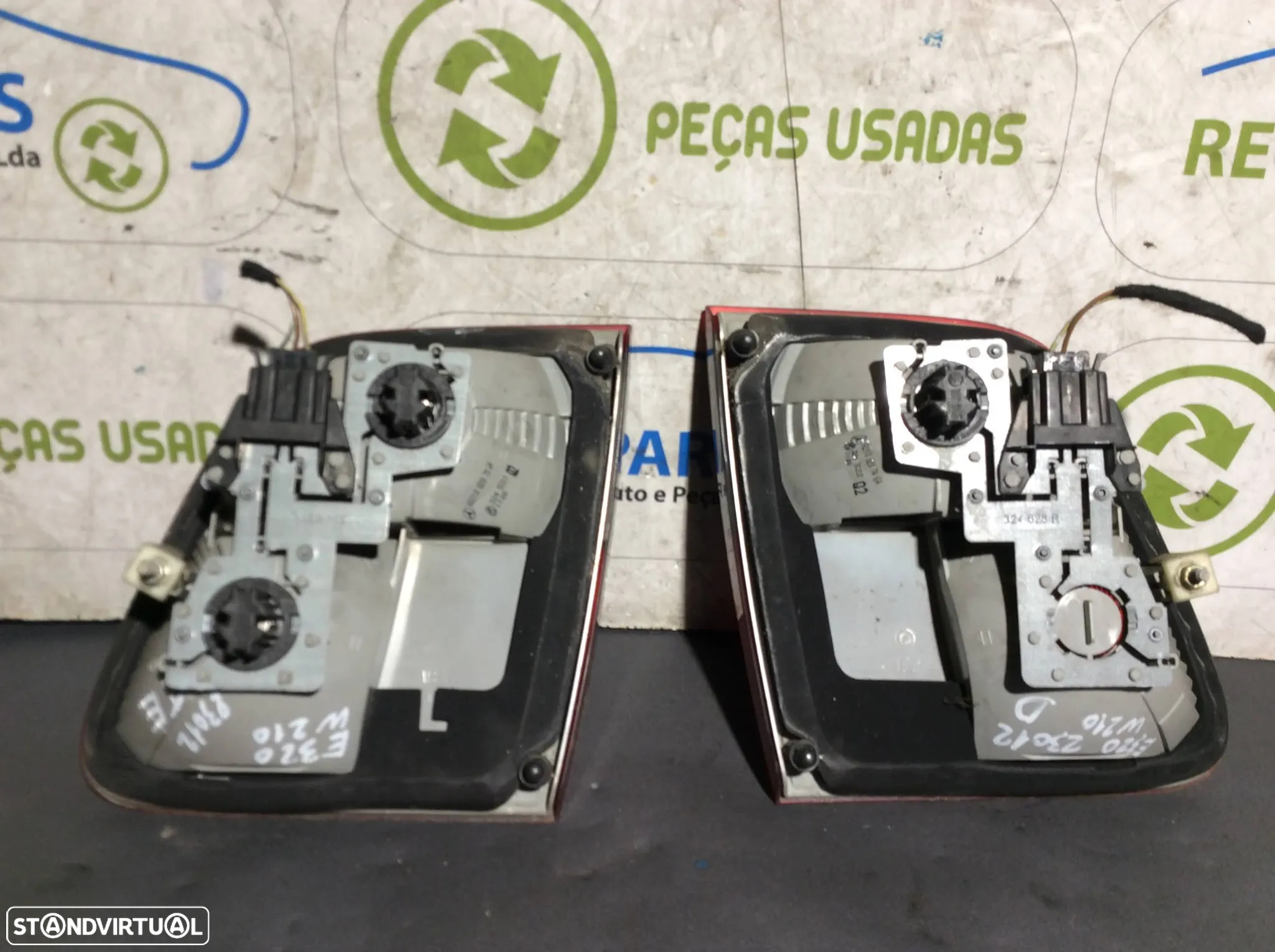 Farolim da Tampa da Mala Mercedes E 320 CDi 197cv W210 ano 1996 a 2003 - 2