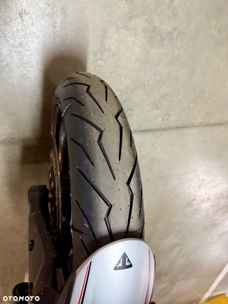 Triumph Street Triple - 10