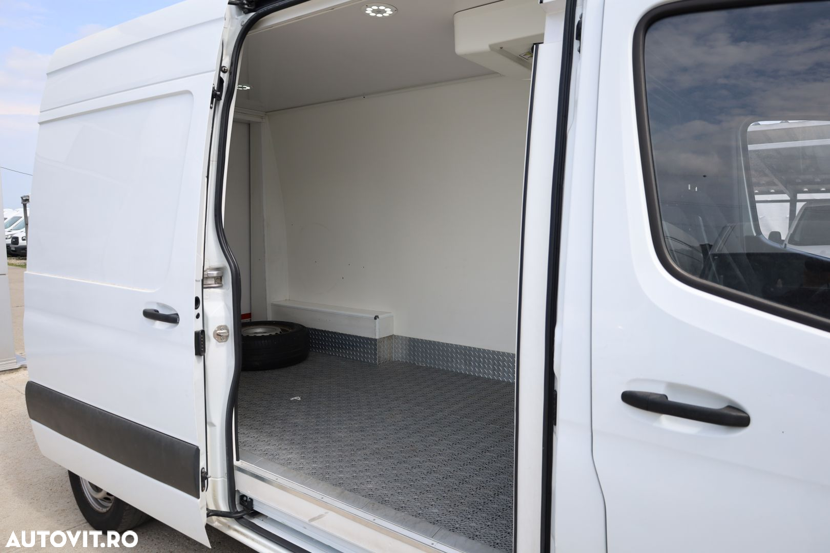 Mercedes-Benz Sprinter - 12