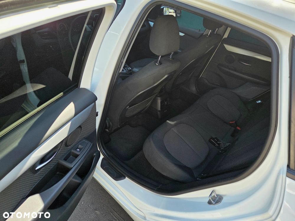 BMW Seria 2 218d - 11
