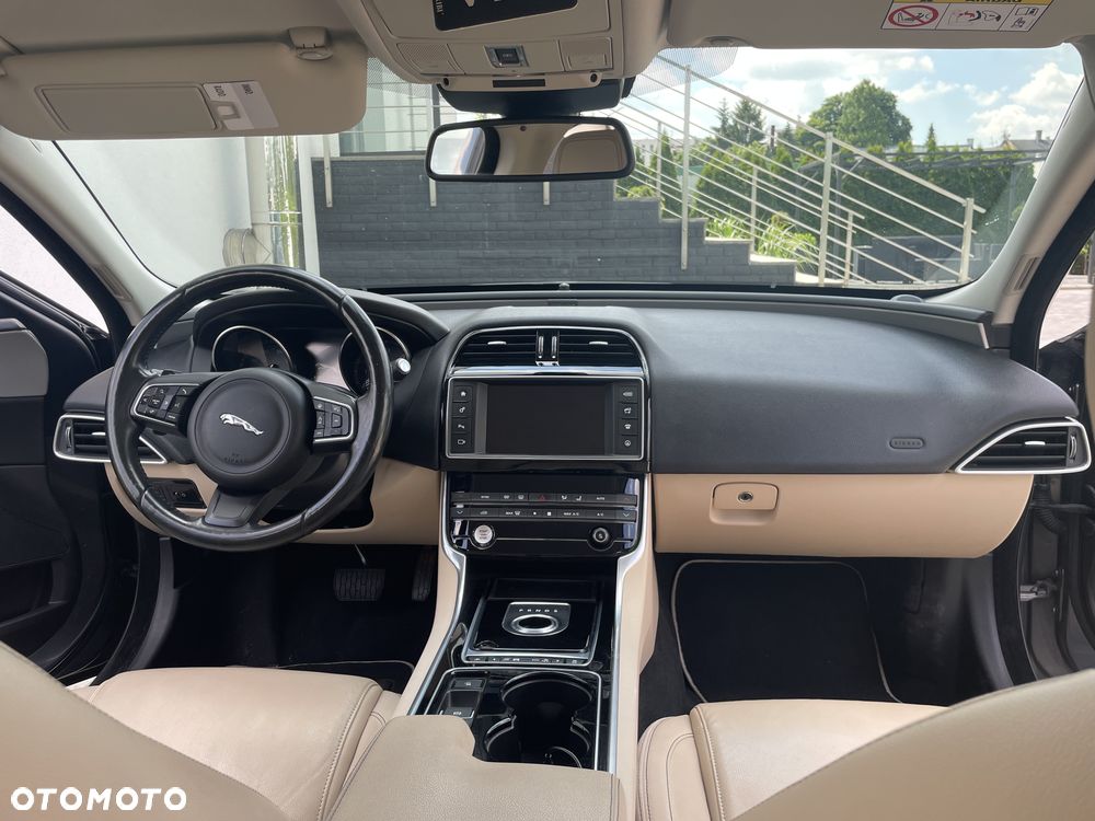 Jaguar XE 2.0 D Portfolio - 22
