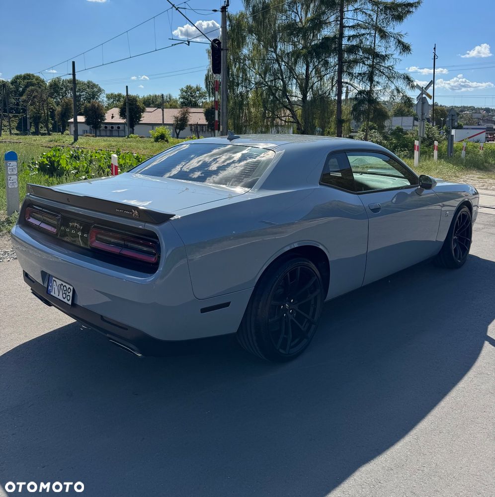 Dodge Challenger - 2