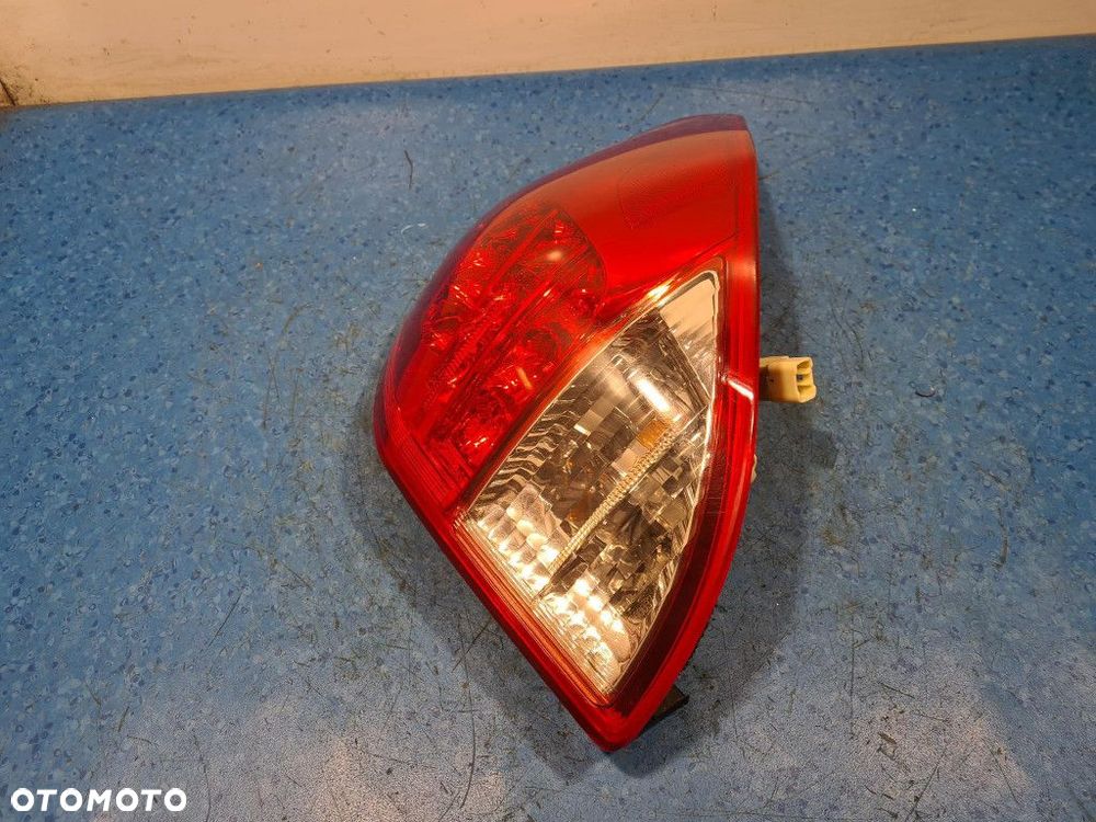 TOYOTA RAV4 III LAMPA TYŁ PRAWA ZEWNĘTRZNA - 2