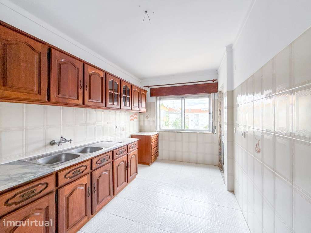 Excelente T3 com Garagem Privativa e Sótão perto da Estação do Entr... - Grande imagem: 4/40