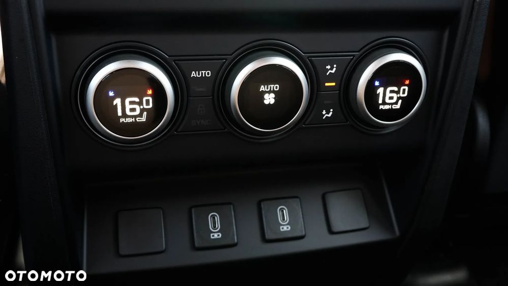 Land Rover Defender 3.0 D250 mHEV X-Dynamic HSE - 35