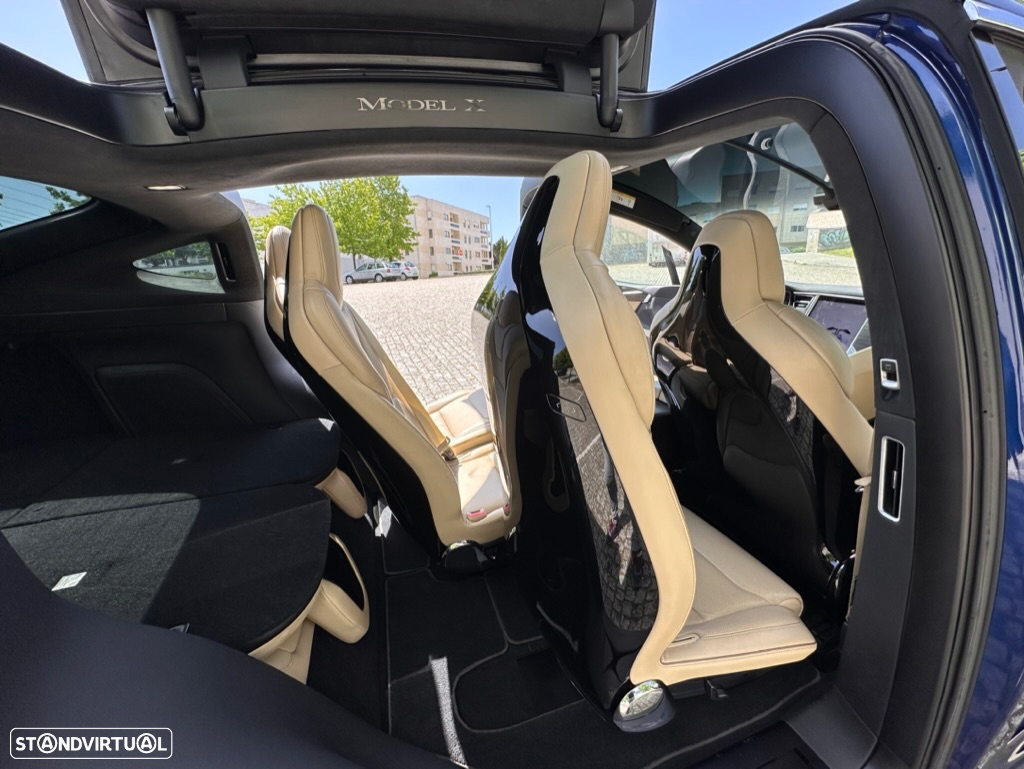 Tesla Model X 90D - 17
