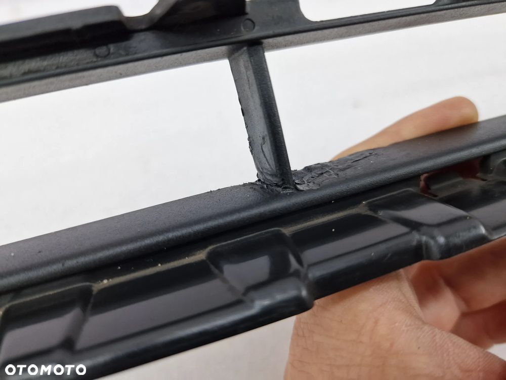 AUDI A3 8V3 8V S-LINE KRATKA ŚRODKOWA ZDERZAKA PRZEDNIEGO PRZÓD , NR 8V3807647 , NR AUKCJI KR221 - 6