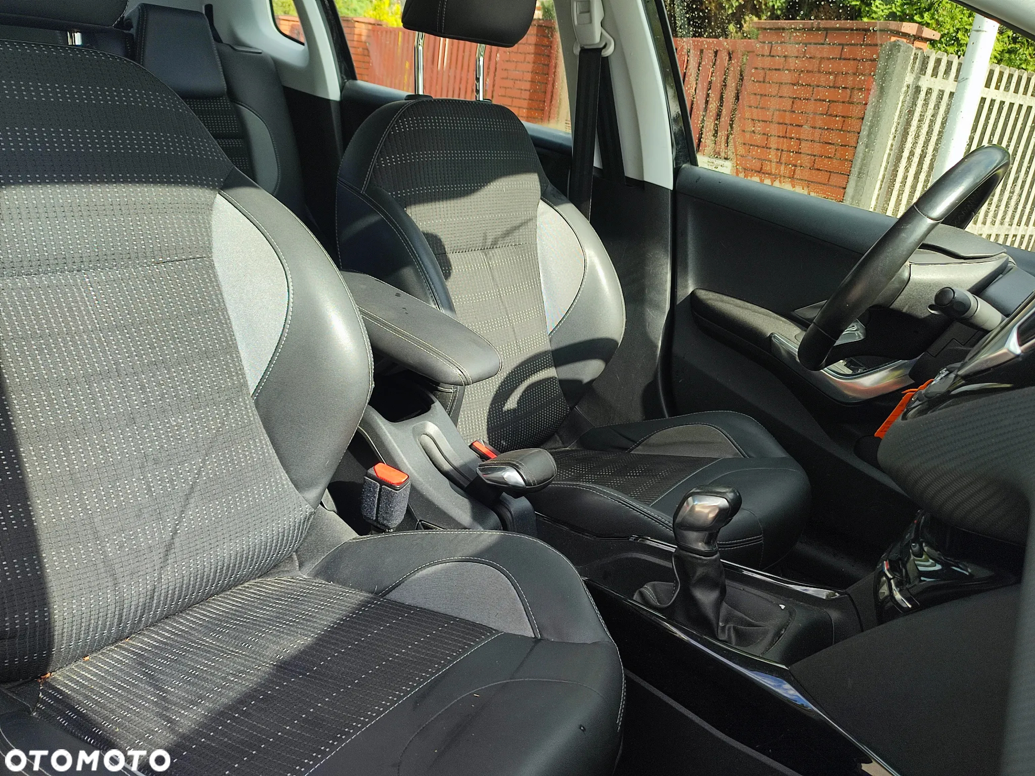 Peugeot 2008 1.6 e-HDi Allure S&S - 13