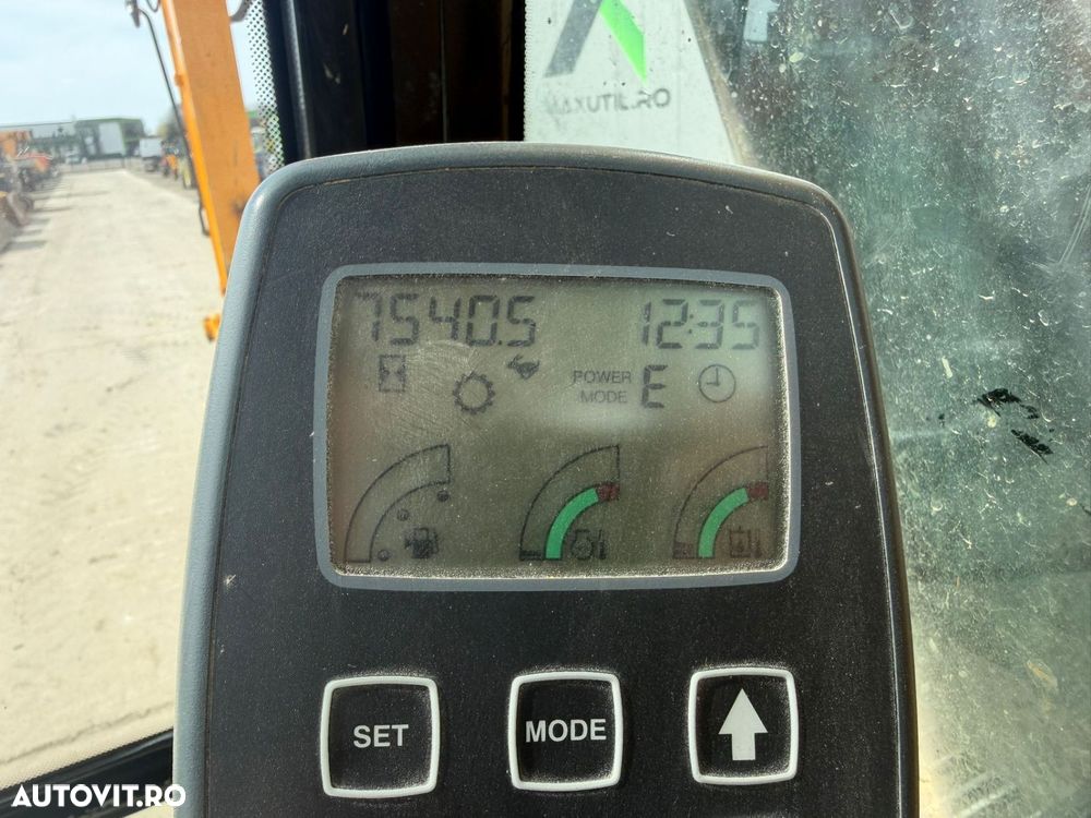 JCB JS 240 Excavator - 3