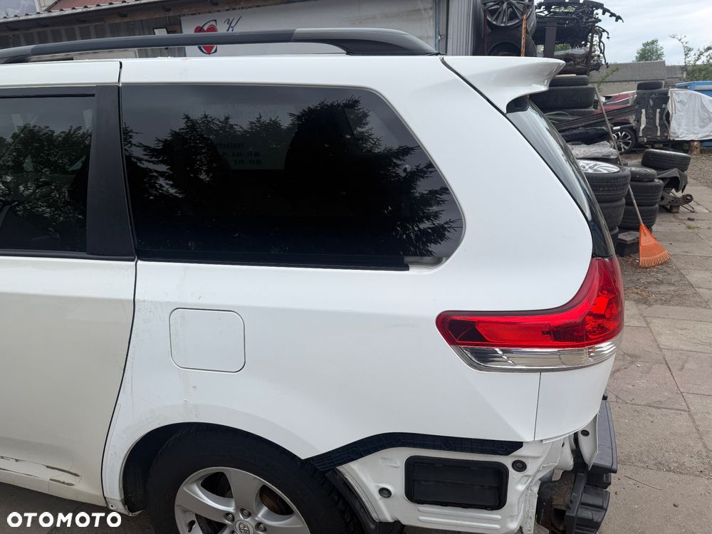 Błotnik lewy tylny Toyota Sienna 10-15r. Kod lakieru 040.