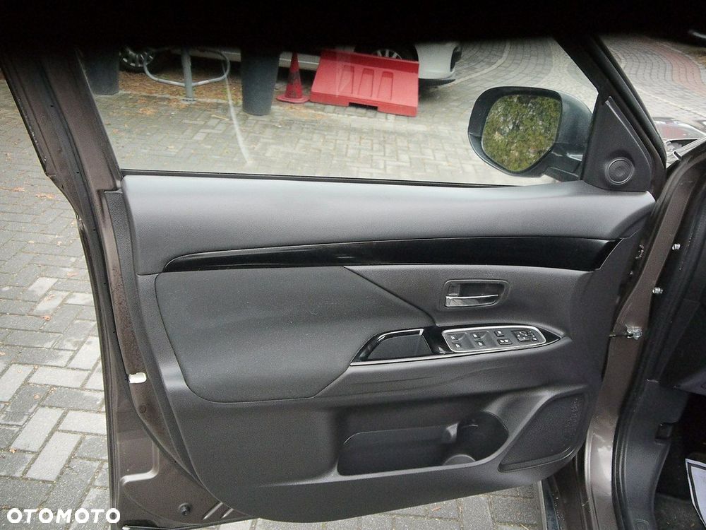 Mitsubishi Outlander - 40