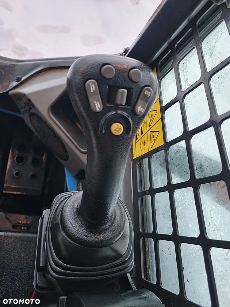 Bobcat T770 Ładowarka Gąsienicowa Udzwig 2,5 tony. Amerykańska potężna Ładowarka 2021rok  654mth z Norwegii! KLIMA! Potężna Moc silnik Turbodoładowany bobcat 100km! Widły łyżka. Linie Hydrauliczne dodatkowe. Aktualna DEKRA 2026r. Podzespoły gąsienice zero zużycia! Cała maszyna sterowana z dżojstika! - 23