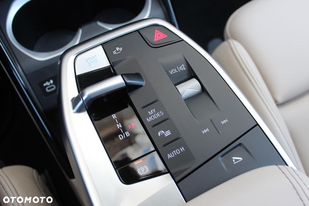 BMW iX2 eDrive20 66.5kWh M Sport - 13