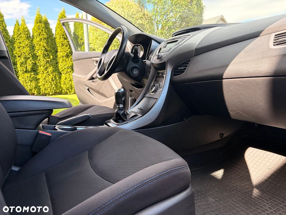 Hyundai Elantra 1.6 Style - 27