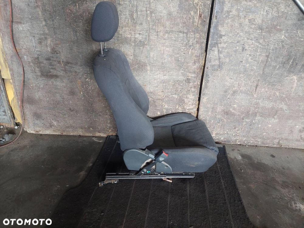 FOTEL LEWY PRZÓD KIEROWCY TOYOTA COROLLA E12 3D - 2