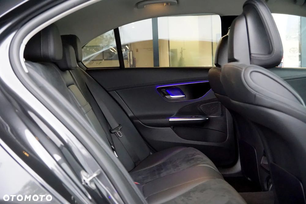 Mercedes-Benz Klasa C 180 9G-TRONIC AMG Line - 25