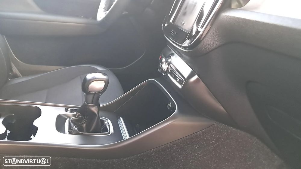 Volvo XC 40 2.0 D3 Momentum Plus - 51