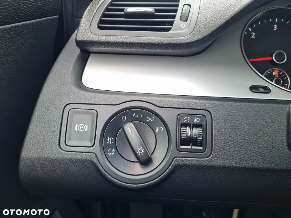 Volkswagen Passat 1.6 TDI DPF BlueMot Comfortline - 16