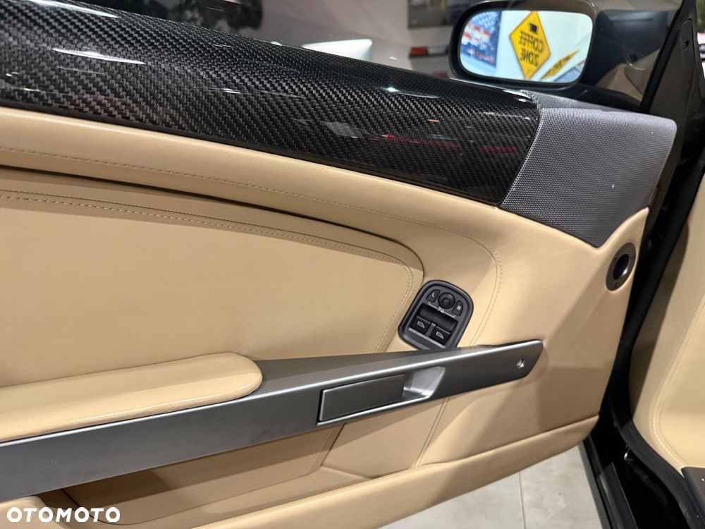 Aston Martin DB9 Standard - 22