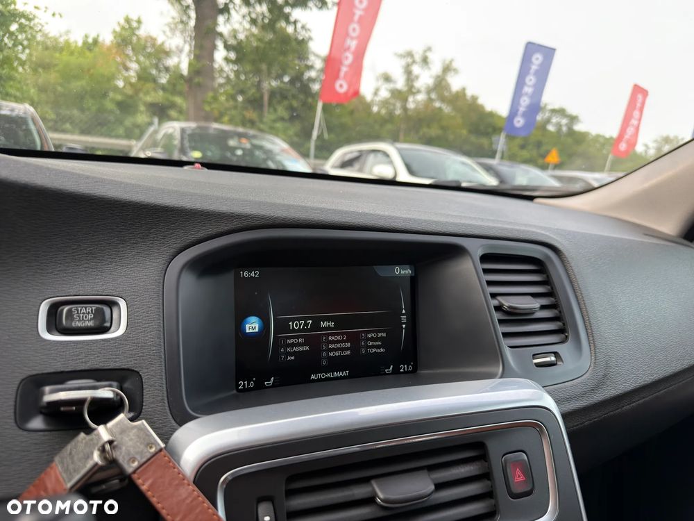 Volvo V60 D6 AWD Plug-in Hybrid R-Design Momentum - 15
