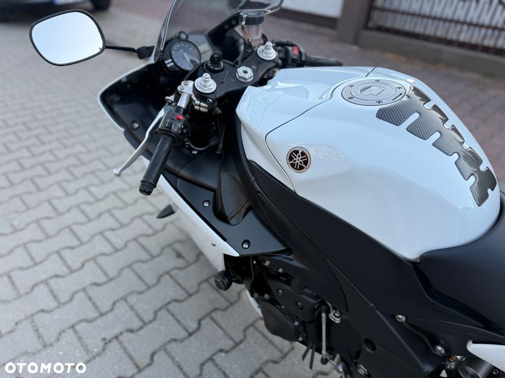 Yamaha R1 - 26