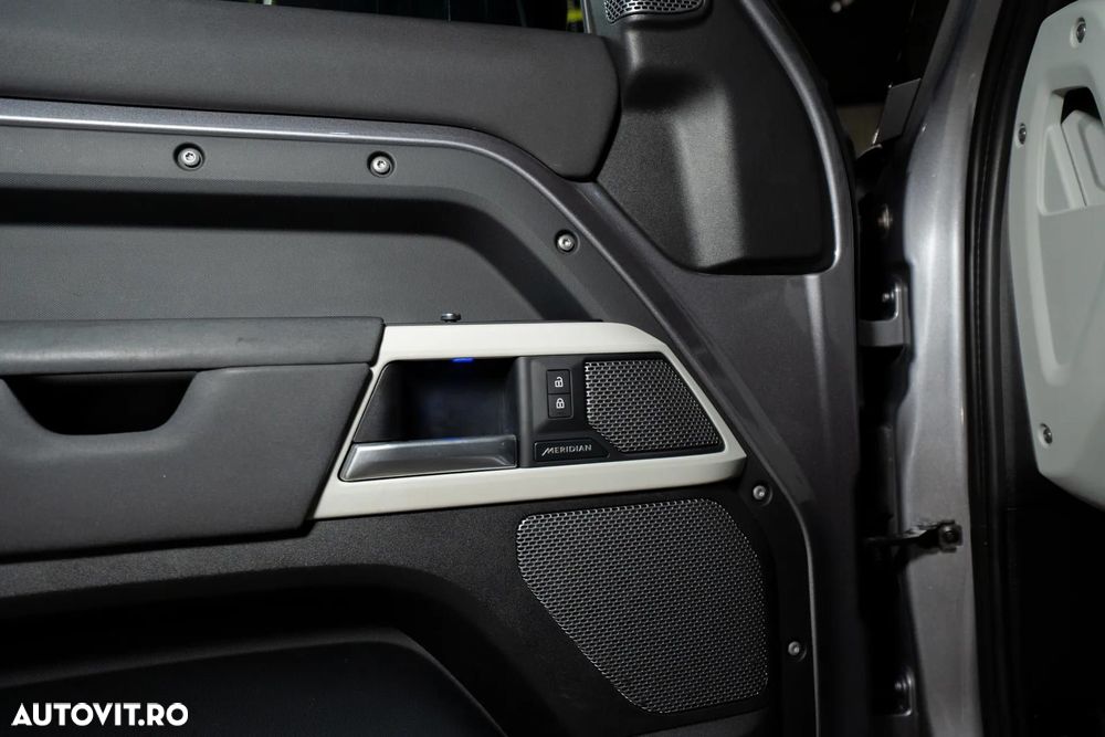 Land Rover Defender - 24