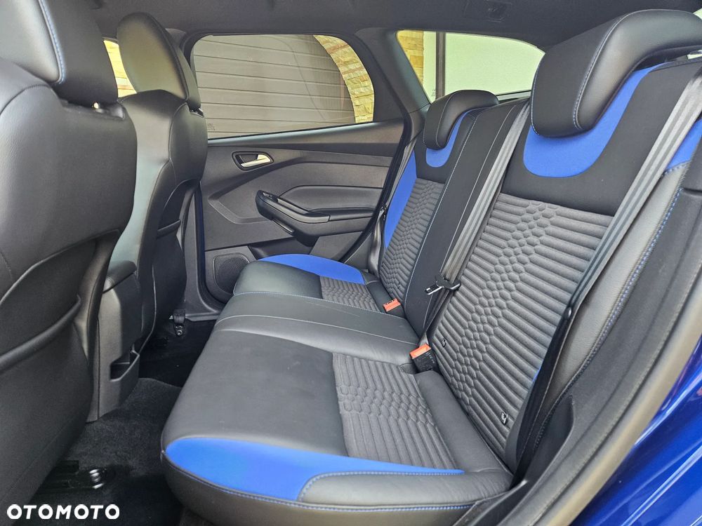 Ford Focus Turnier 2.0 EcoBoost ST mit Leder-Exclusiv-Paket - 24