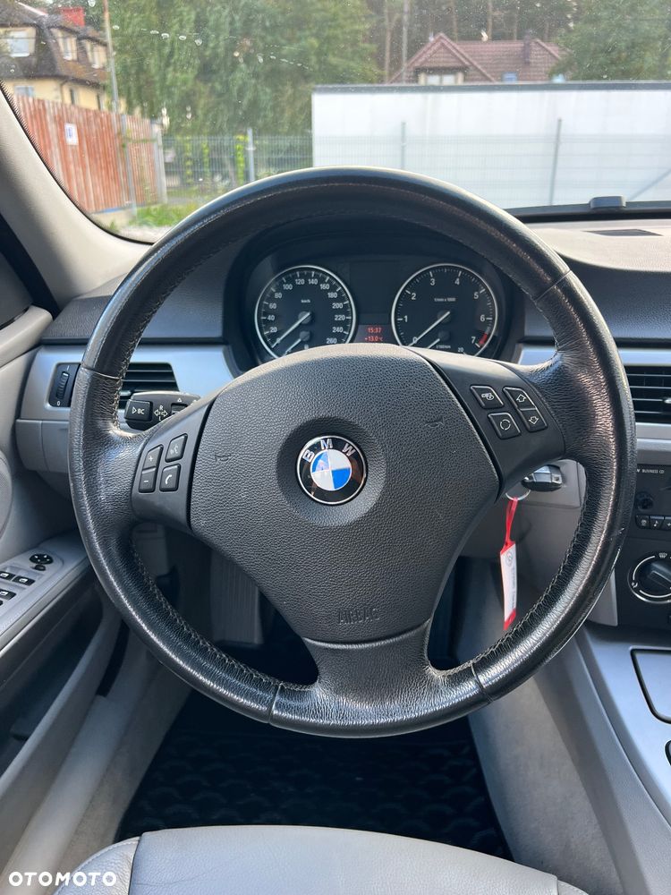 BMW Seria 3 318i Touring - 16