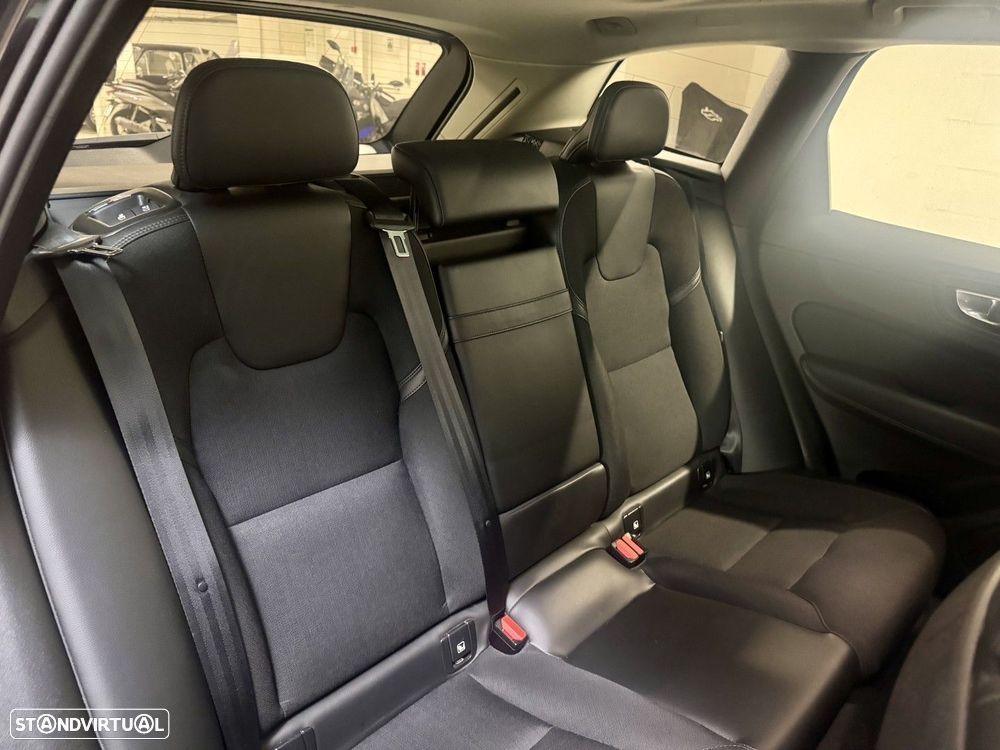 Volvo XC 60 2.0 T8 PHEV R-Design AWD - 35