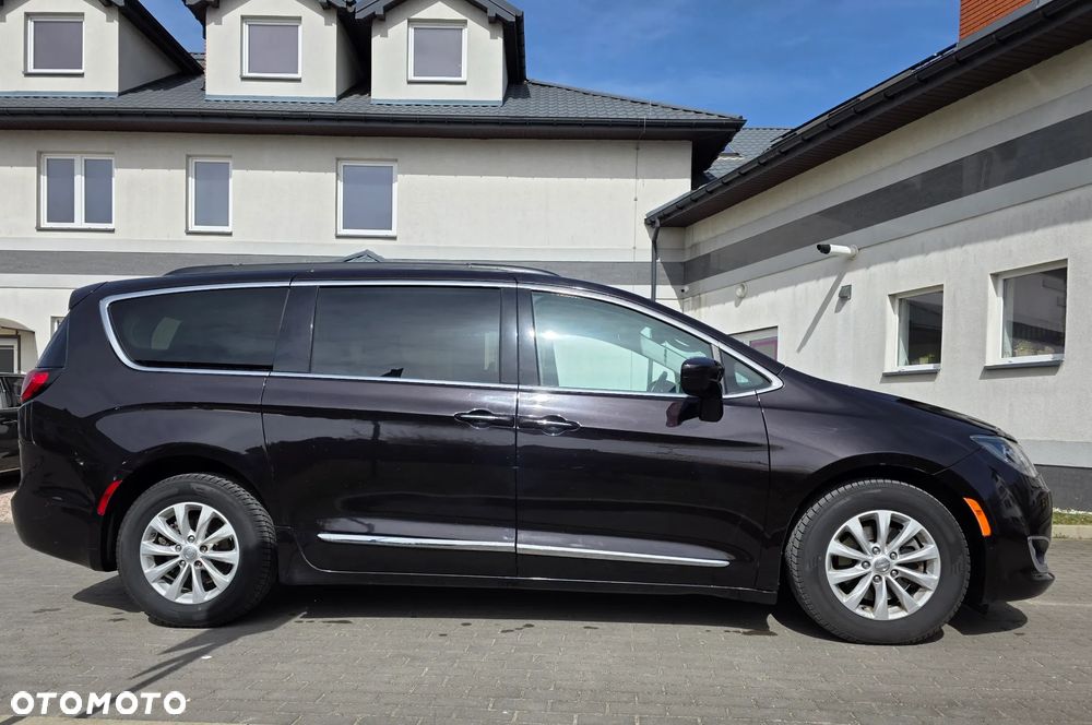 Chrysler Pacifica - 4